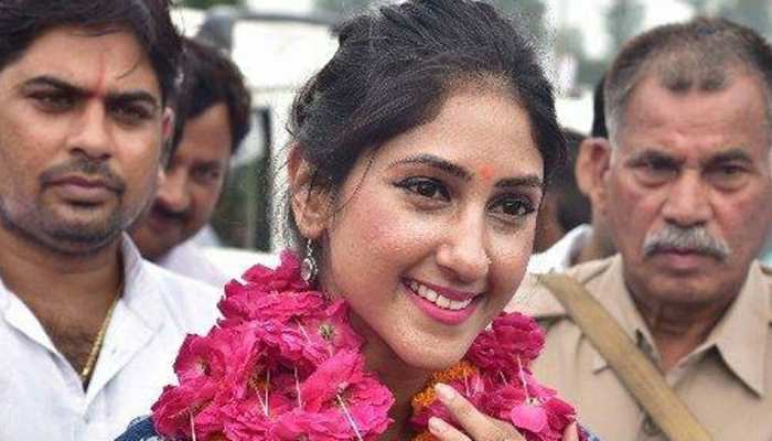 कभी जिस कांग्रेस MLA की उड़ी थीं राहुल गांधी से शादी की खबरें, उन्होंने अचानक की CM योगी से मुलाकात कभी जिस कांग्रेस MLA की उड़ी थीं राहुल गांधी से शादी की खबरें, उन्होंने अचानक की CM योगी से मुलाकात