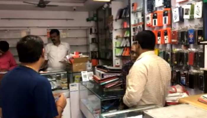 रांची में जारी है चोरों का आतंक, मोबाइल दुकान में सेंधमारी कर चोरी रांची में जारी है चोरों का आतंक, मोबाइल दुकान में सेंधमारी कर चोरी