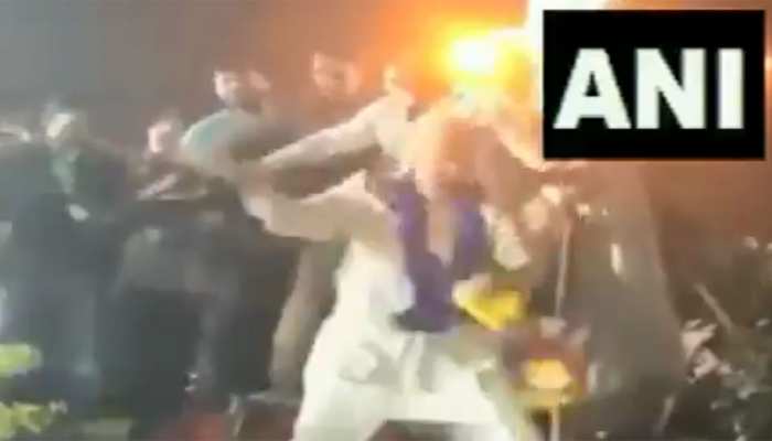 VIDEO: महाराष्ट्र में भाषण देकर मंच से उतर रहे थे ओवैसी, अचानक करने लगे डांस, फिर... VIDEO: महाराष्ट्र में भाषण देकर मंच से उतर रहे थे ओवैसी, अचानक करने लगे डांस, फिर...