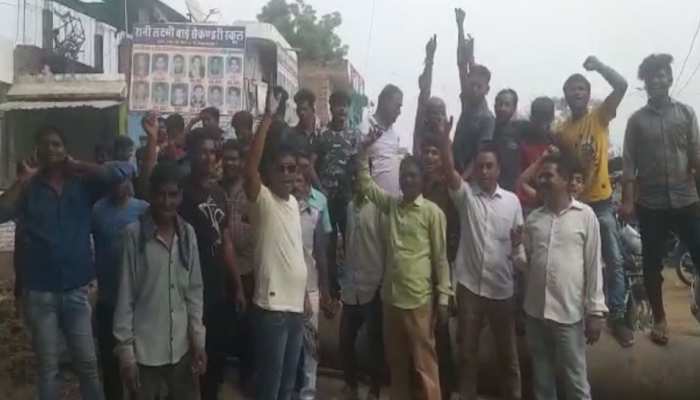 कोटा: पानी की आपूर्ति को लेकर शहरवासियों ने किया प्रदर्शन, अधिकारियों को जमकर कोसा कोटा: पानी की आपूर्ति को लेकर शहरवासियों ने किया प्रदर्शन, अधिकारियों को जमकर कोसा