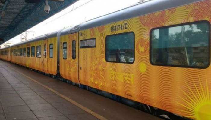तेजस एक्सप्रेस हुई लेट, यात्रियों को चुकाएगी इसकी कीमत तेजस एक्सप्रेस हुई लेट, यात्रियों को चुकाएगी इसकी कीमत