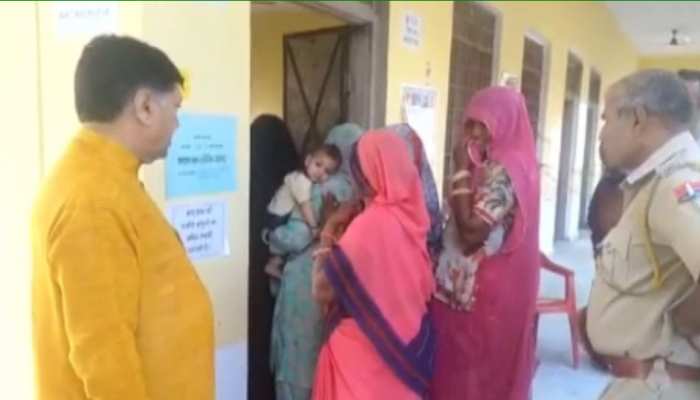 पोलिंग बूथ पर बुर्का पहने महिला को देख भड़के झुंझुनूं सांसद नरेंद्र कुमार, देखें वायरल वीडियो पोलिंग बूथ पर बुर्का पहने महिला को देख भड़के झुंझुनूं सांसद नरेंद्र कुमार, देखें वायरल वीडियो