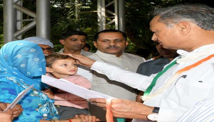 जयपुर: सीएम की जनसुनवाई कार्यक्रम में फरियादियों का लगी भीड़, मिले निर्देश जयपुर: सीएम की जनसुनवाई कार्यक्रम में फरियादियों का लगी भीड़, मिले निर्देश