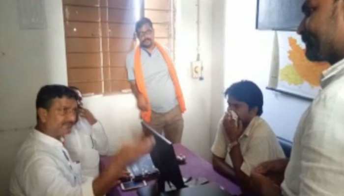 बिहार: बाढ़ पीड़ितों ने पुलिस-सीओ को बनाया बंधक, मुआवजा नहीं मिलने पर किया हंगामा बिहार: बाढ़ पीड़ितों ने पुलिस-सीओ को बनाया बंधक, मुआवजा नहीं मिलने पर किया हंगामा