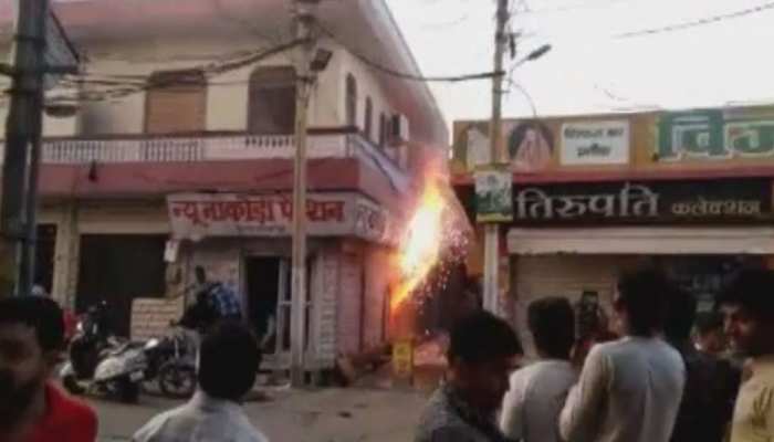 दिवाली से पहले धमाके से दहला बाड़मेर, सिलेंडर में ब्लास्ट से मची अफरा-तफरी दिवाली से पहले धमाके से दहला बाड़मेर, सिलेंडर में ब्लास्ट से मची अफरा-तफरी