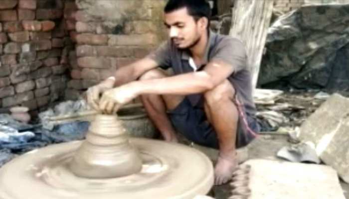 बिहार: लगातार हुई बारिश ने बिगाड़ा कुम्हारों का काम, दिन रात बना रहे मिट्टी के दीये बिहार: लगातार हुई बारिश ने बिगाड़ा कुम्हारों का काम, दिन रात बना रहे मिट्टी के दीये