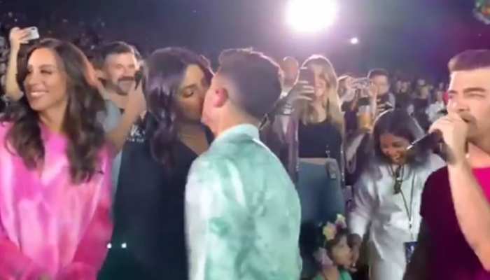 प्रियंका और निक ने लाइव कॉन्सर्ट के बीच एक-दूसरे को किया KISS, Watch Video प्रियंका और निक ने लाइव कॉन्सर्ट के बीच एक-दूसरे को किया KISS, Watch Video