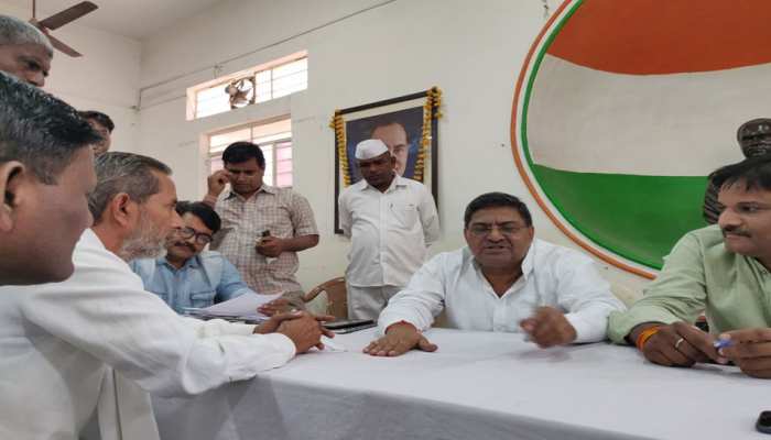 जयपुर: कांग्रेस मुख्यालय में मंत्री राजेंद्र यादव ने की जनसुनवाई, तबादलों के लेकर हुई शिकायत जयपुर: कांग्रेस मुख्यालय में मंत्री राजेंद्र यादव ने की जनसुनवाई, तबादलों के लेकर हुई शिकायत