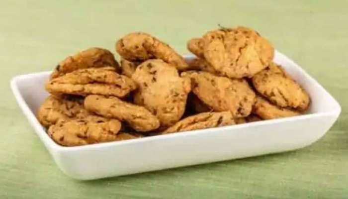 इस दिवाली घर पर बनाएं मेथी खस्ता मठरी, खाते ही मेहमान कहेंगे वाह इस दिवाली घर पर बनाएं मेथी खस्ता मठरी, खाते ही मेहमान कहेंगे वाह