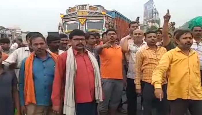 पटना: रात 12 बजे से ट्रकों के पहियों पर लगेगा ब्रेक, एसोसिएशन ने किया हड़ताल का ऐलान पटना: रात 12 बजे से ट्रकों के पहियों पर लगेगा ब्रेक, एसोसिएशन ने किया हड़ताल का ऐलान
