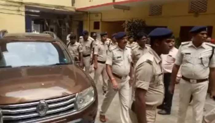 बक्सर: जमीन विवाद में हुई गोलीबारी में 1 की मौत, पुलिस ने 14 लोगों को किया अरेस्ट बक्सर: जमीन विवाद में हुई गोलीबारी में 1 की मौत, पुलिस ने 14 लोगों को किया अरेस्ट