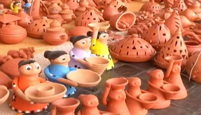 दिल्ली में सजा 'दीयों का मेला', लोग बोले- अबकी दिवाली मिट्टी के दीयों वाली दिल्ली में सजा 'दीयों का मेला', लोग बोले- अबकी दिवाली मिट्टी के दीयों वाली