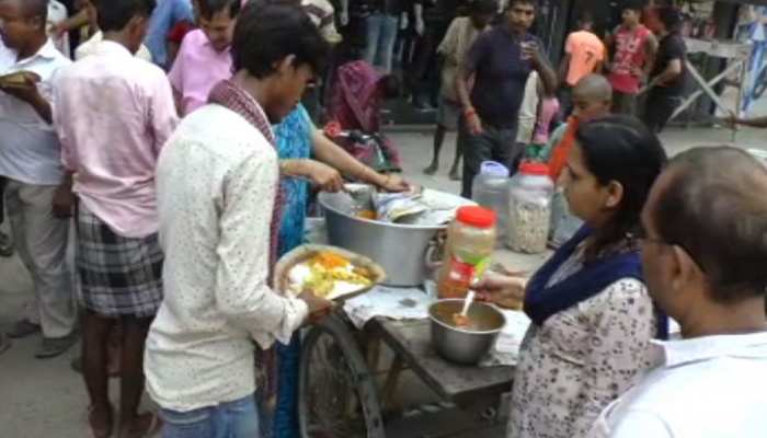 कटिहार वासी कर रहे अनोखा काम, 5 रुपए खिला रहे हैं स्वादिष्ट भोजन कटिहार वासी कर रहे अनोखा काम, 5 रुपए खिला रहे हैं स्वादिष्ट भोजन