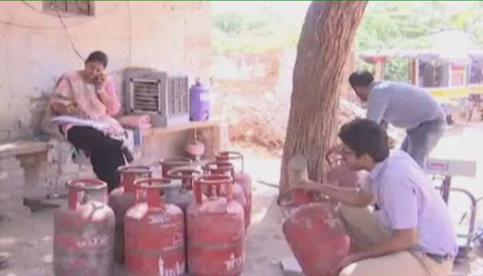 बीकानेर: अवैध गैस रीफिलिंग सेंटर पर छापेमारी, बड़ी संख्या में सिलेंडर बरामद बीकानेर: अवैध गैस रीफिलिंग सेंटर पर छापेमारी, बड़ी संख्या में सिलेंडर बरामद