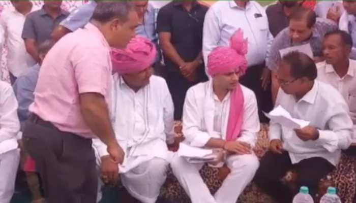 टोंक :उपमुख्यमंत्री सचिन पायलट ने लगाई खाट चौपाल, सुनी समस्याएं, जाना हाल टोंक :उपमुख्यमंत्री सचिन पायलट ने लगाई खाट चौपाल, सुनी समस्याएं, जाना हाल