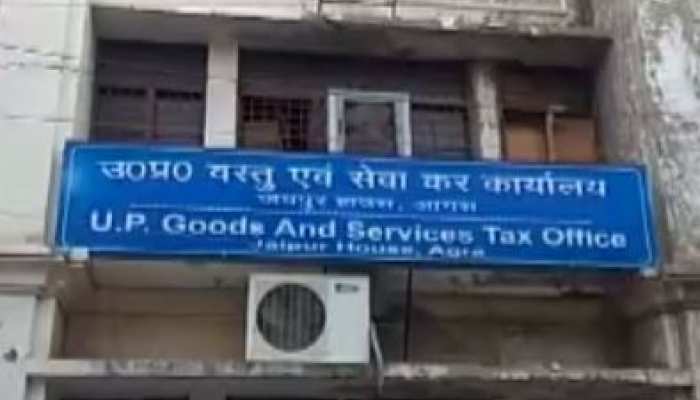 आगरा: सवालों के घेरे में ड्रग डिपार्टमेंट, GST विभाग भेजेगा नोटिस आगरा: सवालों के घेरे में ड्रग डिपार्टमेंट, GST विभाग भेजेगा नोटिस
