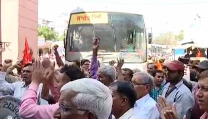 राजस्थान रोडवेज से किए वादों पर सरकार नहीं ले रही एक्शन, कर्मचारियों ने किया चक्काजाम राजस्थान रोडवेज से किए वादों पर सरकार नहीं ले रही एक्शन, कर्मचारियों ने किया चक्काजाम