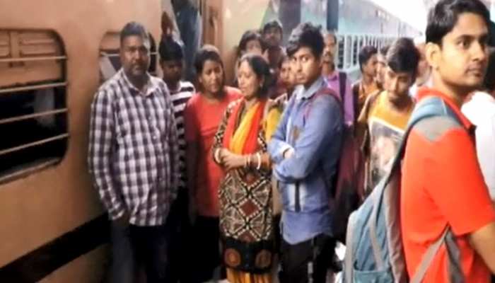 बिहार: कटिहार में कैपिटल एक्सप्रेस में लूट, चोरों ने बेहोश कर लूटा लाखों का सामान बिहार: कटिहार में कैपिटल एक्सप्रेस में लूट, चोरों ने बेहोश कर लूटा लाखों का सामान