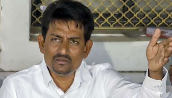 गुजरात: कांग्रेस छोड़कर बीजेपी में आए अल्पेश ठाकोर चुनाव हारे, ट्विटर पर हुए ट्रोल गुजरात: कांग्रेस छोड़कर बीजेपी में आए अल्पेश ठाकोर चुनाव हारे, ट्विटर पर हुए ट्रोल
