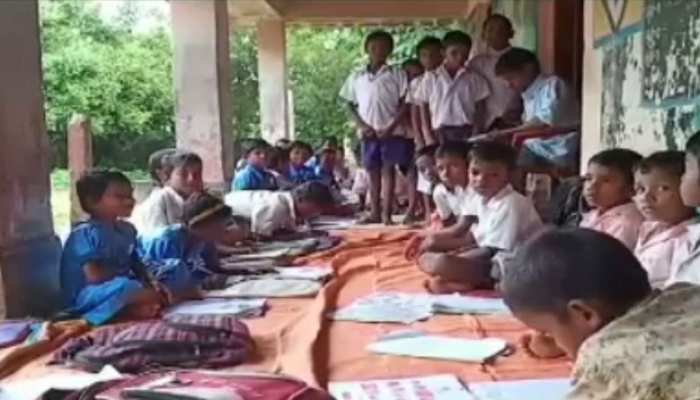 ଶ୍ରେଣୀ ଗୃହ ନାହିଁ, ବାରଣ୍ଡାରେ ପଢୁଛନ୍ତି ଛାତ୍ରଛାତ୍ରୀ ଶ୍ରେଣୀ ଗୃହ ନାହିଁ, ବାରଣ୍ଡାରେ ପଢୁଛନ୍ତି ଛାତ୍ରଛାତ୍ରୀ