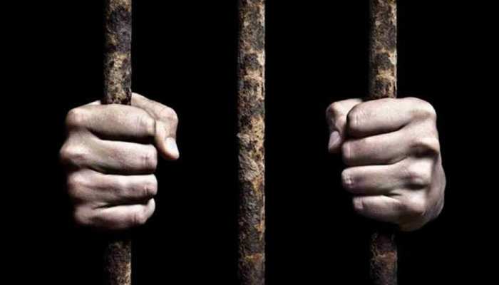 छत्तीसगढ़: ड्यूटी के दौरान सो रहे थे जेल प्रहरी, कैदियों ने तोड़ा ताला और हो गए फरार छत्तीसगढ़: ड्यूटी के दौरान सो रहे थे जेल प्रहरी, कैदियों ने तोड़ा ताला और हो गए फरार