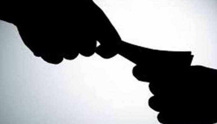 छत्तीसगढ़: नहीं रुक रही पटवारियों की रिश्वतखोरी, महिला पटवारी को जारी हुआ नोटिस छत्तीसगढ़: नहीं रुक रही पटवारियों की रिश्वतखोरी, महिला पटवारी को जारी हुआ नोटिस