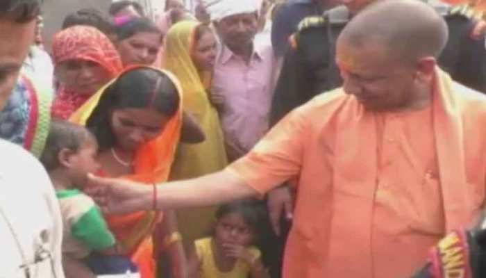 गोरखपुर: वनटांगियों के बीच पहुंचे सीएम योगी, बोले- इन्हें आज मिली है आजादी गोरखपुर: वनटांगियों के बीच पहुंचे सीएम योगी, बोले- इन्हें आज मिली है आजादी