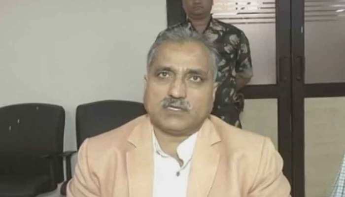 MP: चेन स्नेचर्स को 'ठोंकने' वाले बयान पर मचा बवाल, ADGP ने दी सफाई MP: चेन स्नेचर्स को 'ठोंकने' वाले बयान पर मचा बवाल, ADGP ने दी सफाई