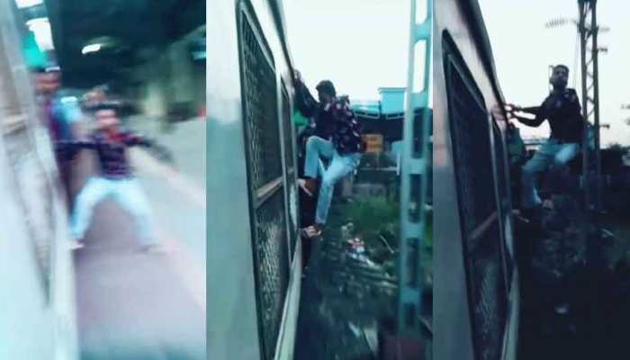TikTok पर वीडियो बनाने के चक्कर में युवक हुआ गिरफ्तार, मुंबई लोकल ट्रेन में किया था स्टंट TikTok पर वीडियो बनाने के चक्कर में युवक हुआ गिरफ्तार, मुंबई लोकल ट्रेन में किया था स्टंट