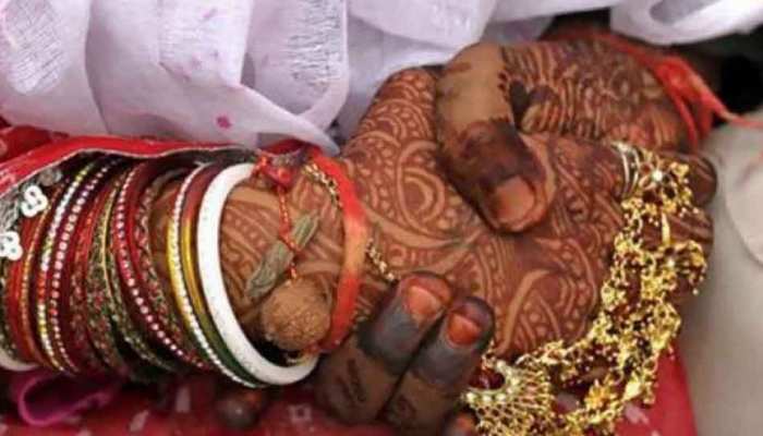 शामली: फेसबुक पर की दोस्ती, मंदिर में की शादी, गायब होकर करने पहुंचा निकाह शामली: फेसबुक पर की दोस्ती, मंदिर में की शादी, गायब होकर करने पहुंचा निकाह
