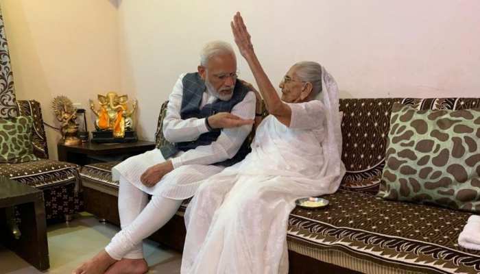 पटेल जयंती के अवसर पर गुजरात पहुंचे पीएम मोदी, मां हीराबेन से लिया आशीर्वाद पटेल जयंती के अवसर पर गुजरात पहुंचे पीएम मोदी, मां हीराबेन से लिया आशीर्वाद