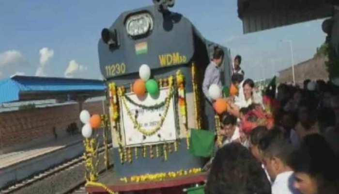 आजादी के 72 साल बाद इस इलाके में पहुंची रेल सेवा, स्वागत में लोगों ने बजाए ढोल आजादी के 72 साल बाद इस इलाके में पहुंची रेल सेवा, स्वागत में लोगों ने बजाए ढोल