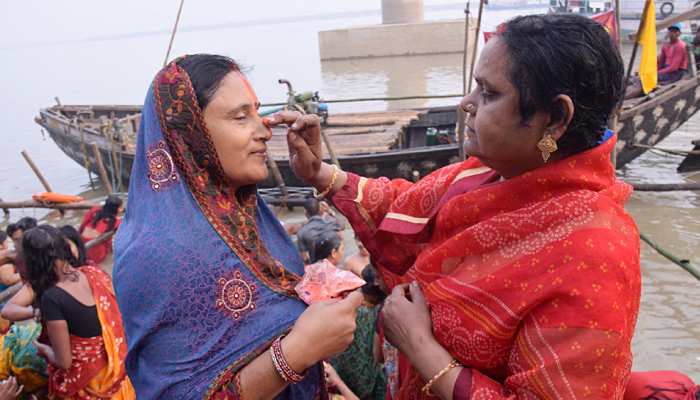 बिहार: छठ महापर्व का दूसरा दिन आज, खरना के प्रसाद में है गुड़ की खीर की प्रधानता