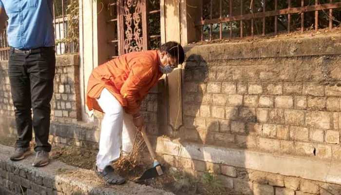 MP: मंत्री प्रदुमन सिंह तोमर का सफाई अभियान जारी, रेलवे स्टेशन के शौचालय भी किए साफ MP: मंत्री प्रदुमन सिंह तोमर का सफाई अभियान जारी, रेलवे स्टेशन के शौचालय भी किए साफ
