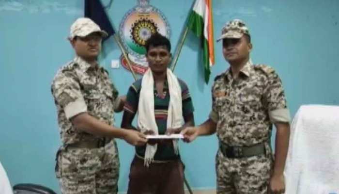 दंतेवाड़ा: 26 जवानों की हत्या करने वाले खूंखार नक्सली ने किया आत्मसमर्पण दंतेवाड़ा: 26 जवानों की हत्या करने वाले खूंखार नक्सली ने किया आत्मसमर्पण