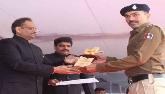 चंडीगढ़ के इस पुलिस कॉन्स्टेबल को कहा जाता हैं 'ट्री मैन', लोगों को बांटते हैं मुफ्त पौधे चंडीगढ़ के इस पुलिस कॉन्स्टेबल को कहा जाता हैं 'ट्री मैन', लोगों को बांटते हैं मुफ्त पौधे