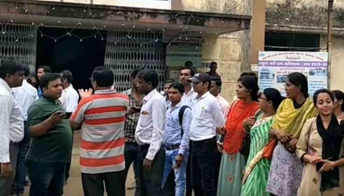 मध्य प्रदेशः ट्रेनिंग करने आए शिक्षकों को नहीं मिला खाना, किया जमकर हंगामा मध्य प्रदेशः ट्रेनिंग करने आए शिक्षकों को नहीं मिला खाना, किया जमकर हंगामा
