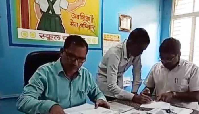 जिला शिक्षा केंद्र में धांधली का खुलासा, बिना एक्सटेंशन बांट दी 1 करोड़ 70 लाख की सैलरी जिला शिक्षा केंद्र में धांधली का खुलासा, बिना एक्सटेंशन बांट दी 1 करोड़ 70 लाख की सैलरी