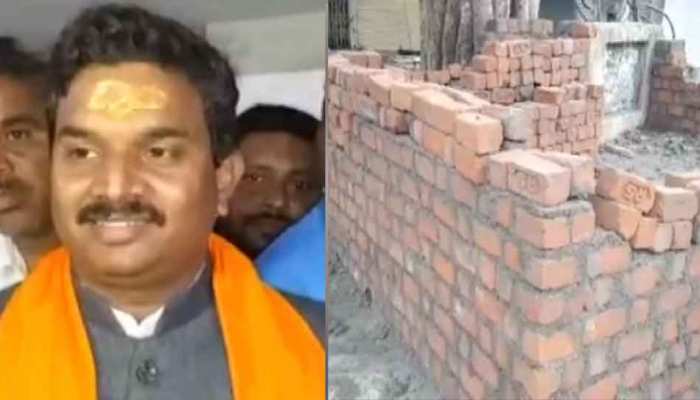 MP: देवास सांसद ने तोड़ी पुलिस चौकी की दीवार, SP ने दर्ज किया केस MP: देवास सांसद ने तोड़ी पुलिस चौकी की दीवार, SP ने दर्ज किया केस