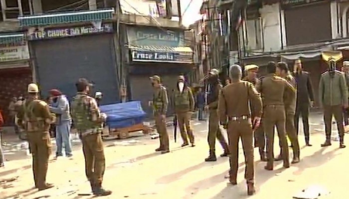 घाटी में आतंकियों ने किया ग्रेनेड हमला, सेना ने संभाला मोर्चा घाटी में आतंकियों ने किया ग्रेनेड हमला, सेना ने संभाला मोर्चा
