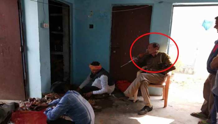 थाने में घुस गए दो सांप, पकड़ने के दौरान सपेरे को काटा तो सिपाही बजाने लगा बीन थाने में घुस गए दो सांप, पकड़ने के दौरान सपेरे को काटा तो सिपाही बजाने लगा बीन