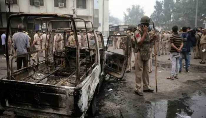 तीस हजारी विवादः पुलिस के समर्थन में उतरे CG के पुलिसकर्मी, SP को सौंपा ज्ञापन तीस हजारी विवादः पुलिस के समर्थन में उतरे CG के पुलिसकर्मी, SP को सौंपा ज्ञापन