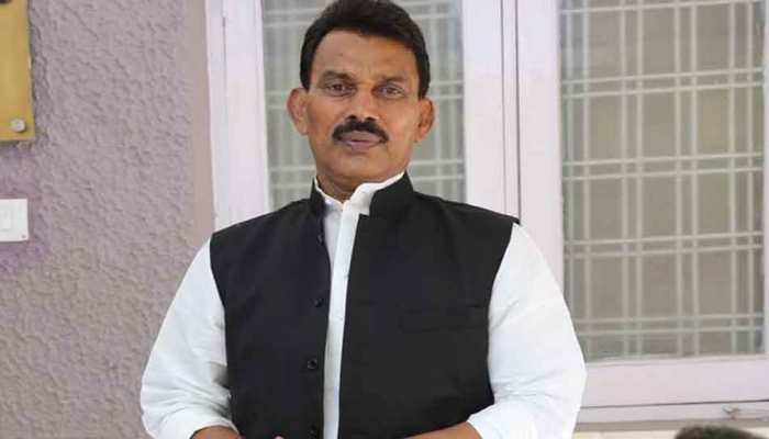 MP: होर्डिंग हटाने पर मचा बवाल, मंत्री जी के समर्थकों ने की नगर निगम कर्मचारियों की पिटाई MP: होर्डिंग हटाने पर मचा बवाल, मंत्री जी के समर्थकों ने की नगर निगम कर्मचारियों की पिटाई