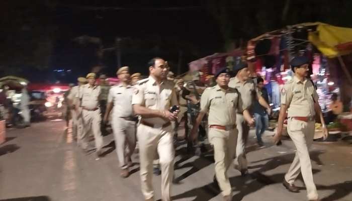 चौमू: पैदल गश्त पर निकले DCP, सुरक्षा के लिए दुकानों में CCTV लगाने की अपील की चौमू: पैदल गश्त पर निकले DCP, सुरक्षा के लिए दुकानों में CCTV लगाने की अपील की
