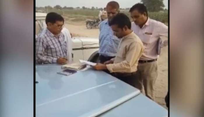 राजस्थान: 45 वर्षो बाद मिला जमीन का मालिकाना हक, पुलिस की मौजूदगी में दिलाया कब्जा राजस्थान: 45 वर्षो बाद मिला जमीन का मालिकाना हक, पुलिस की मौजूदगी में दिलाया कब्जा
