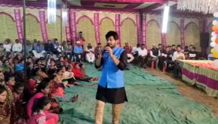 पंकज त्रिपाठी के गांव में 'बेलसंड महोत्सव' का आयोजन, रात भर चला सांस्कृतिक कार्यक्रम पंकज त्रिपाठी के गांव में 'बेलसंड महोत्सव' का आयोजन, रात भर चला सांस्कृतिक कार्यक्रम