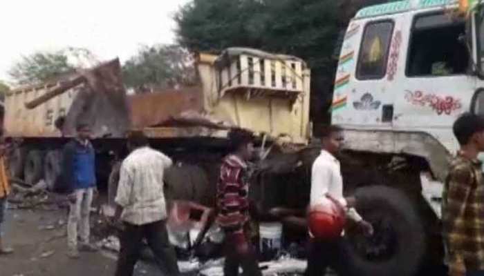 MP: तेज रफ्तार बस ने सड़क किनारे खड़े ट्रक को मारी टक्कर, 2 की मौत, 20 से ज्यादा घायल MP: तेज रफ्तार बस ने सड़क किनारे खड़े ट्रक को मारी टक्कर, 2 की मौत, 20 से ज्यादा घायल