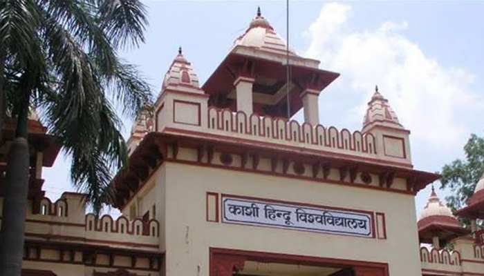 BHU में मुस्लिम प्रोफेसर की नियुक्ति पर हुआ बवाल, छात्रों ने संगीत के साथ शुरू किया धरना BHU में मुस्लिम प्रोफेसर की नियुक्ति पर हुआ बवाल, छात्रों ने संगीत के साथ शुरू किया धरना