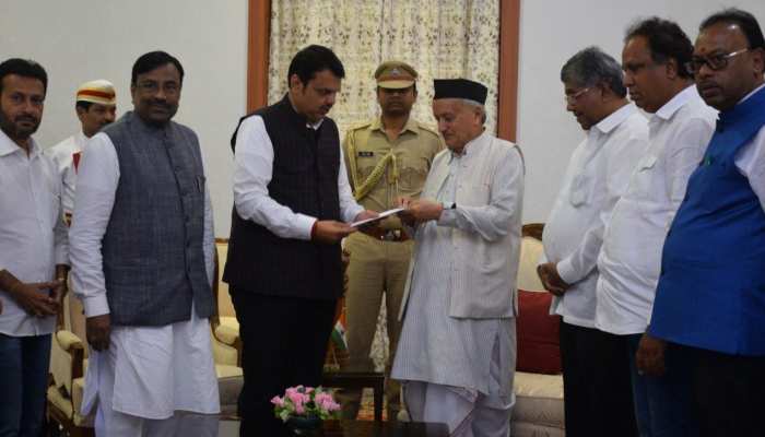 इस्तीफा देकर फडणवीस ने शिवसेना को दिखाए तेवर इस्तीफा देकर फडणवीस ने शिवसेना को दिखाए तेवर