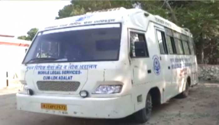 अजमेर: अब मोबाइल वैन पढ़ाएगी कानून का पाठ, न्यायिक मजिस्ट्रेट ने किया रवाना अजमेर: अब मोबाइल वैन पढ़ाएगी कानून का पाठ, न्यायिक मजिस्ट्रेट ने किया रवाना